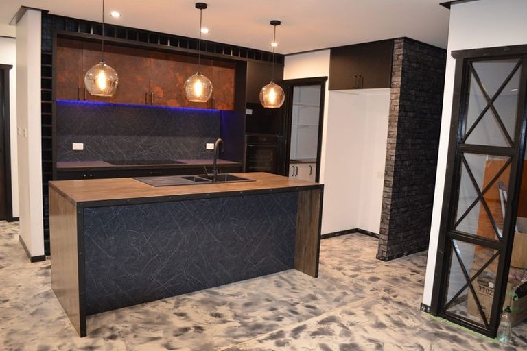 Photo of property in 112 Kawiu Road, Levin, 5510