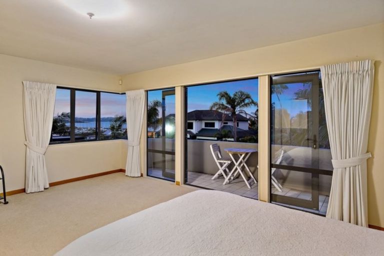 Photo of property in 3 Lupetti Rise, West Harbour, Auckland, 0618