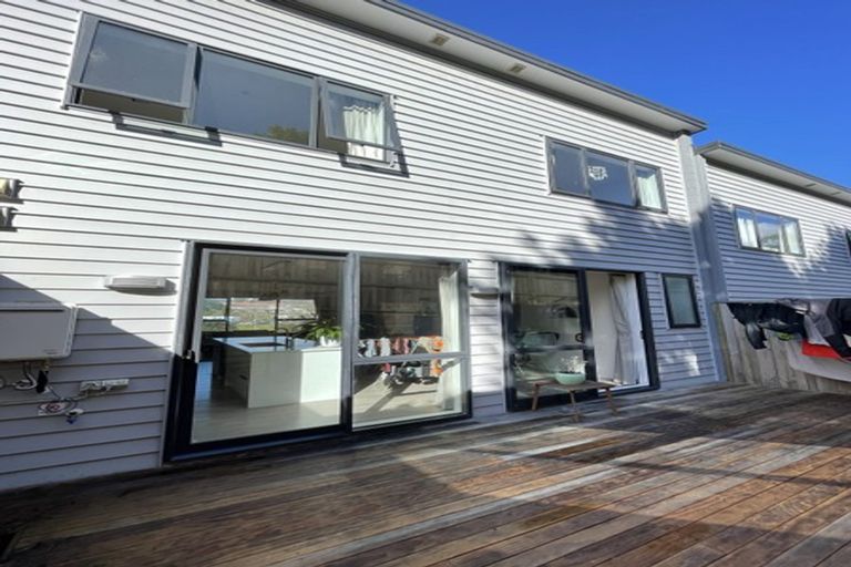 Photo of property in 3/4 Mcquoid Place, Glenfield, Auckland, 0629