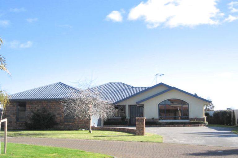 Photo of property in 15 Greenough Place, Rototuna, Hamilton, 3210