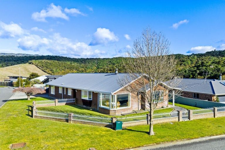 Photo of property in 28 Ranui Street, Waikawa, Picton, 7220