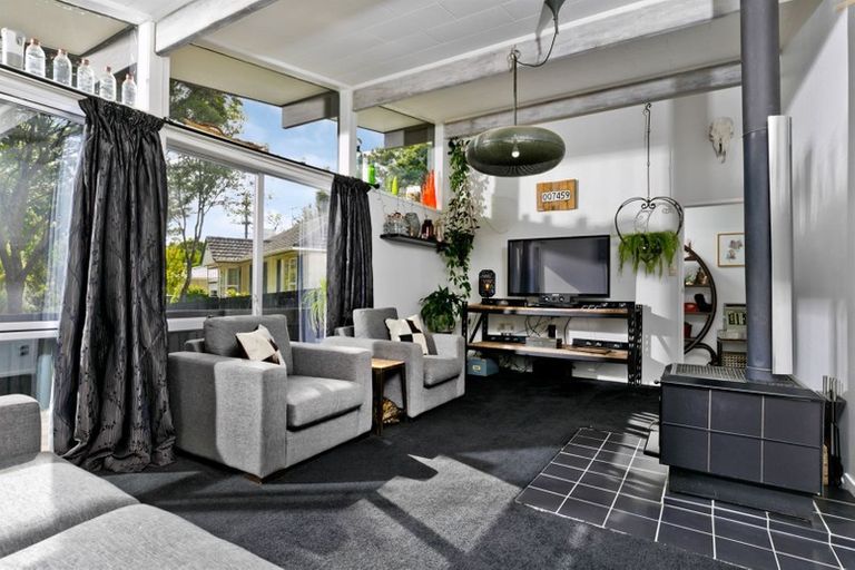 Photo of property in 7 Blythe Place, Glendene, Auckland, 0602