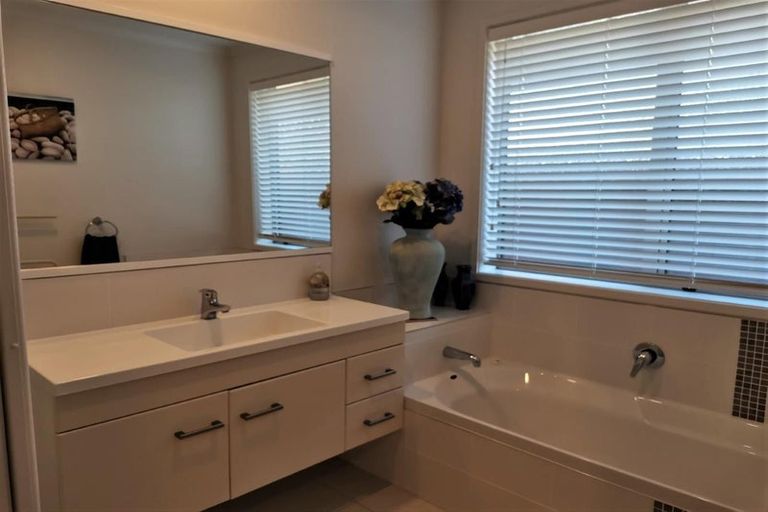 Photo of property in 5 Kowi Lakes Drive, One Tree Point, 0118