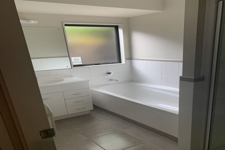 Photo of property in 8 Carisbrook Crescent, Papakura, 2110