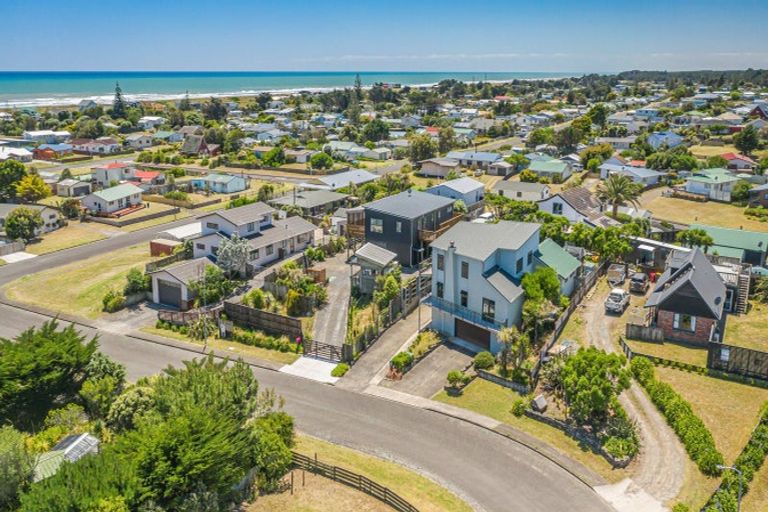 Photo of property in 8 Arataki Grove, Waitarere Beach, Levin, 5510