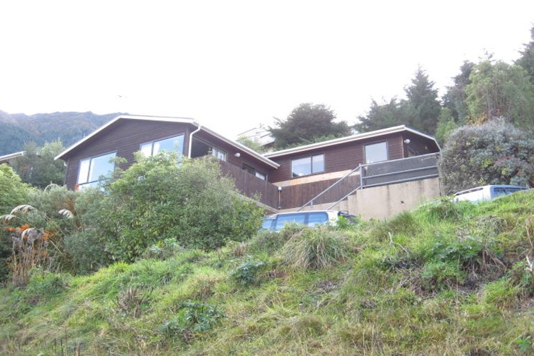 Photo of property in 7 Mckerrow Place, Sunshine Bay, Queenstown, 9300