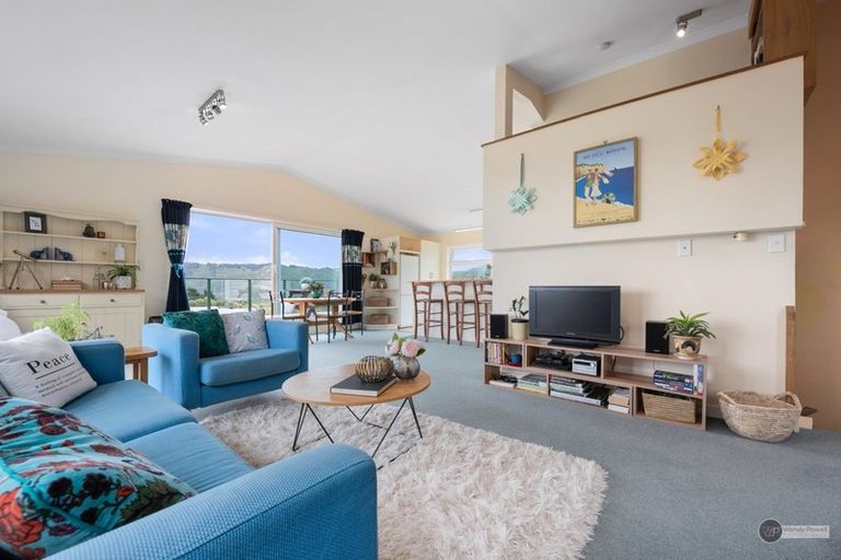 Photo of property in 5 Honeysuckle Grove, Maungaraki, Lower Hutt, 5010