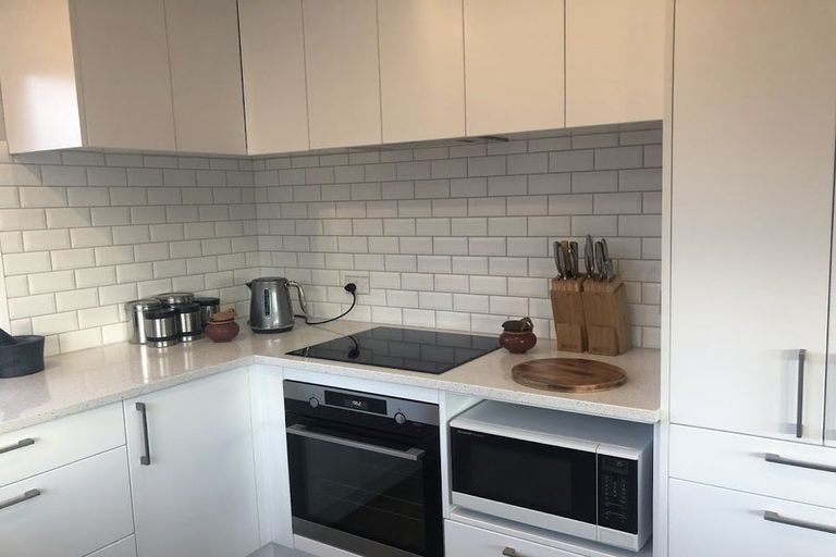 Photo of property in 6 Bennett Grove, Newlands, Wellington, 6037