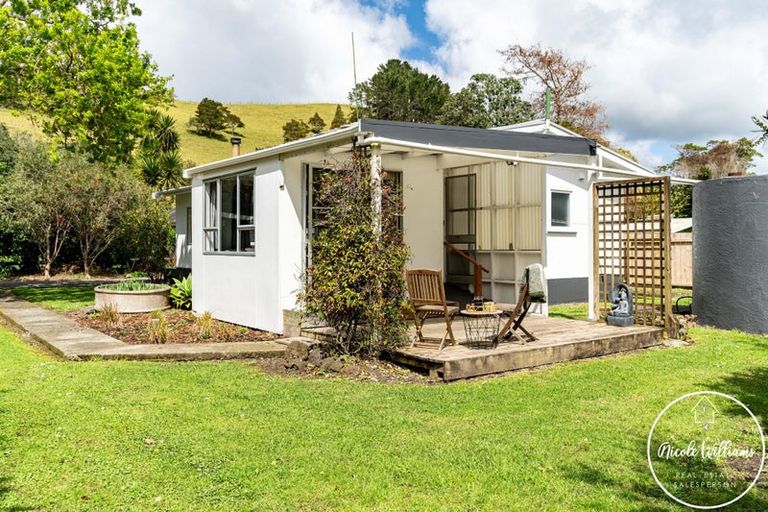 Photo of property in 9 Regent Street, Whakapirau, Maungaturoto, 0583