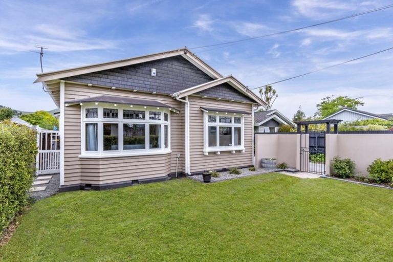 Photo of property in 70 Sandwich Road, Beckenham, Christchurch, 8023