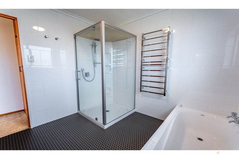 Photo of property in 12 Timaru Road, Waimate, 7924