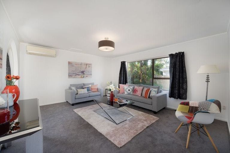 Photo of property in 2/32 Ballater Place, Highland Park, Auckland, 2010