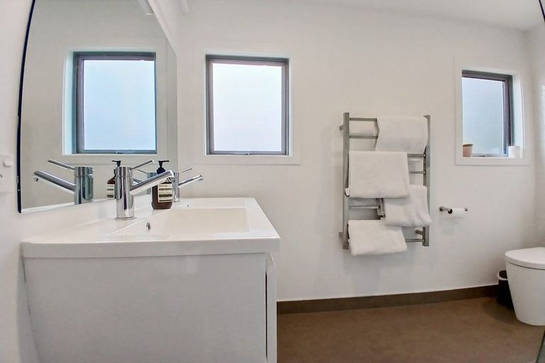 Photo of property in 2/23 Park Road, Glenfield, Auckland, 0629