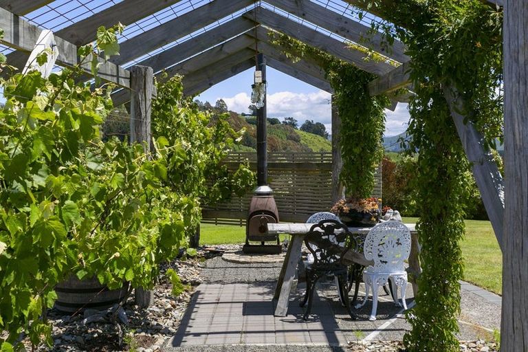 Photo of property in 71 Loch Views Road, Acacia Bay, Taupo, 3385