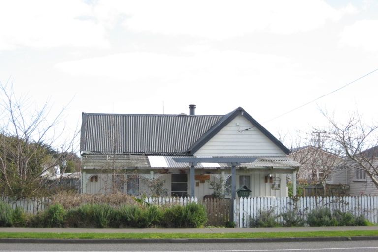 Photo of property in 173 Bridge Street, Bulls, 4818