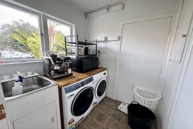 Photo of property in 2 Thomas Rea Place, Te Atatu South, Auckland, 0610