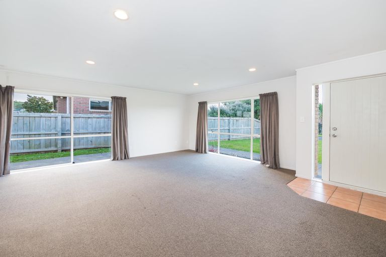 Photo of property in 15 Hocken Place, Mangere Bridge, Auckland, 2022