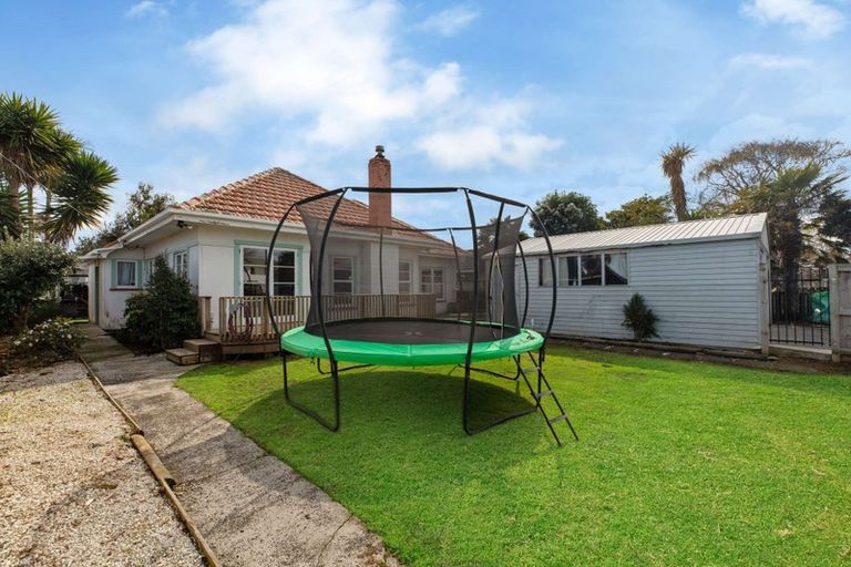 Photo of property in 8 Howden Street, Waiuku, 2123