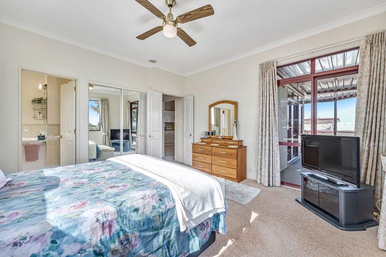 Photo of property in 5 Courtneys, West Harbour, Auckland, 0618