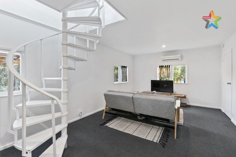 Photo of property in 35 Titiro Moana Road, Korokoro, Lower Hutt, 5012