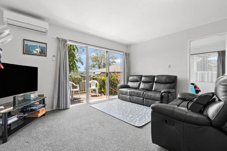 Photo of property in 1/20 Challen Close, Conifer Grove, Takanini, 2112