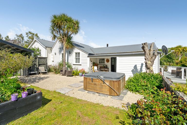 Photo of property in 1033 Masterton Castlepoint Road, Tauweru, Masterton, 5889