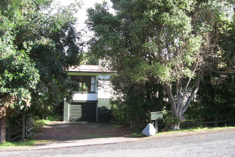 Photo of property in 1 Rimutaka Place, Titirangi, Auckland, 0604