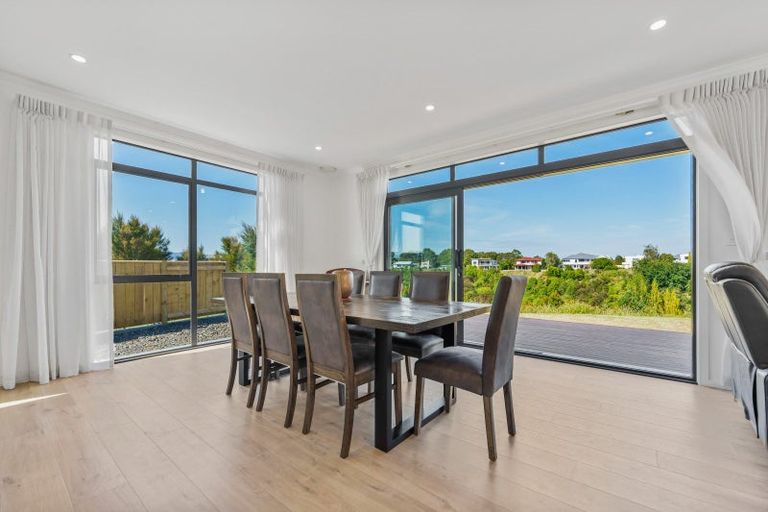 Photo of property in 67 Vaucluse Heights, Fitzherbert, Palmerston North, 4410