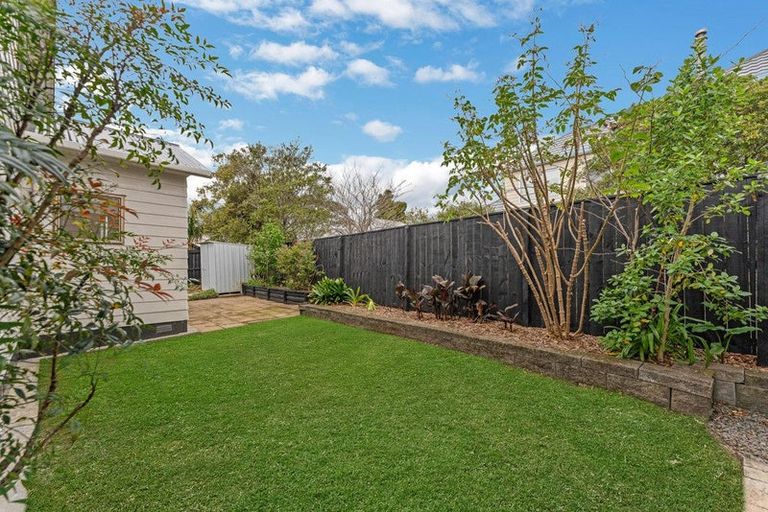 Photo of property in 12 Cleve Road, Green Bay, Auckland, 0604