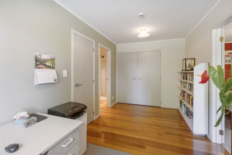 Photo of property in 6 Tasman Avenue, Henderson Valley, Auckland, 0614