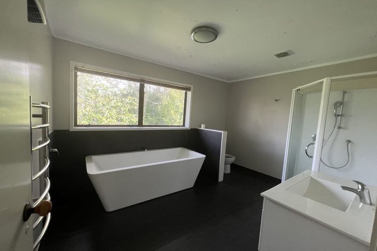 Photo of property in 121 Chamberlain Road, Massey, Auckland, 0614