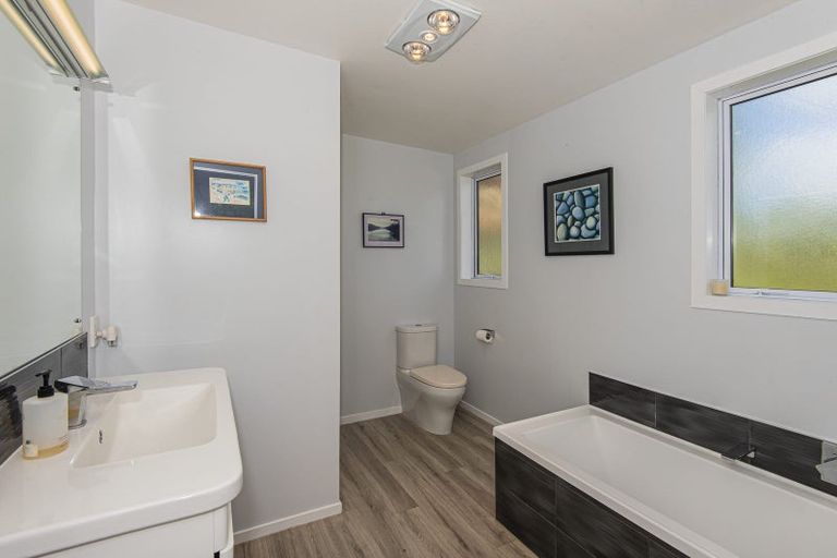 Photo of property in 46 Whakapirau Road, Maungaturoto, 0583