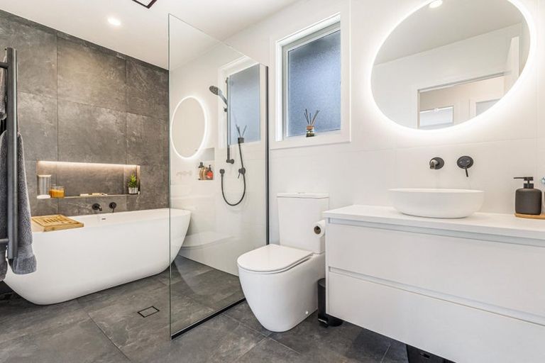 Photo of property in 2/269a Great North Road, Henderson, Auckland, 0612