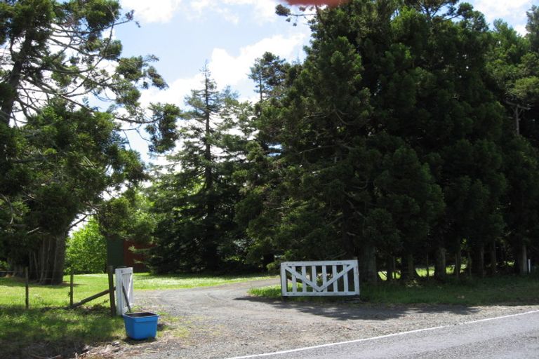 Photo of property in 710 Waitakere Road, Kumeu, 0891