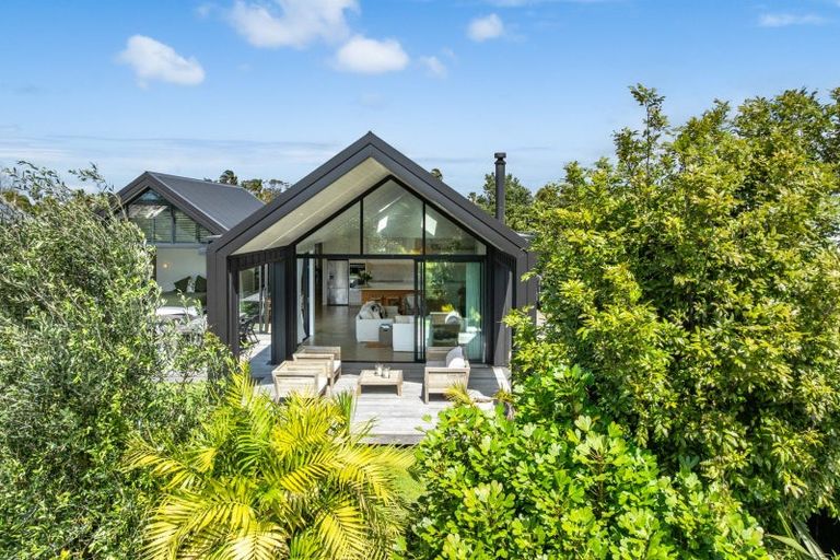 Photo of property in 75 Sandpiper Avenue, Point Wells, 0986