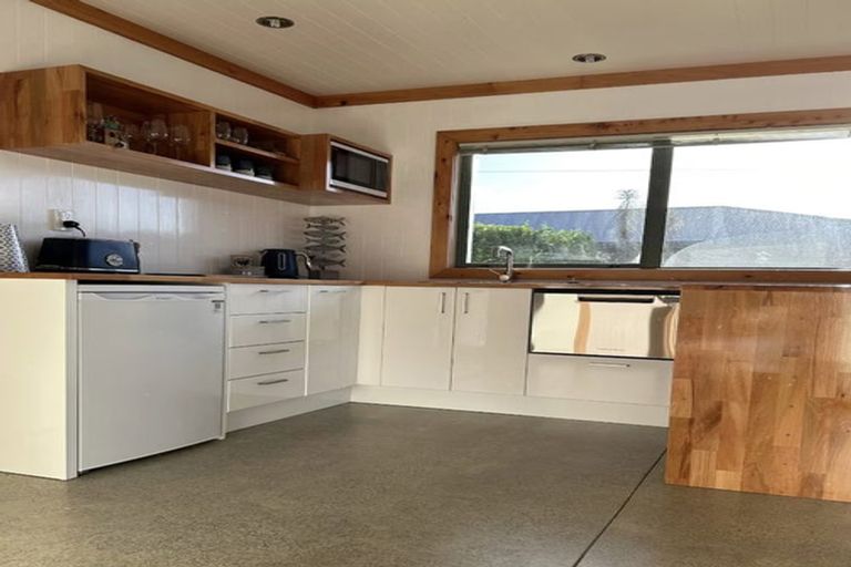 Photo of property in 84 Shakespear Road, Army Bay, Whangaparaoa, 0930