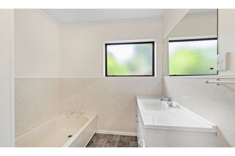 Photo of property in 2 Page Place, Hamilton East, Hamilton, 3216