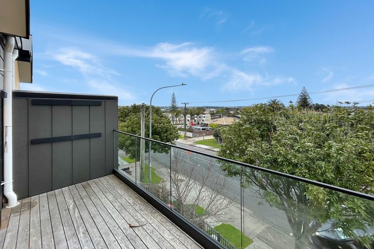 Photo of property in 2/28 Vodanovich Road, Te Atatu South, Auckland, 0610