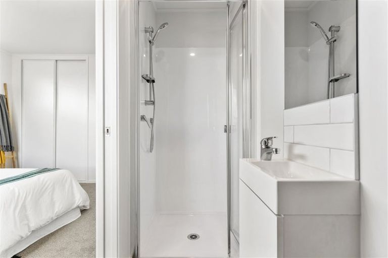 Photo of property in 2/3 Lambrown Drive, Totara Vale, Auckland, 0629