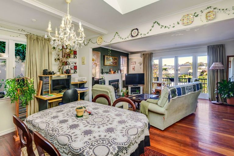 Photo of property in 16 Spencer Road, Hospital Hill, Napier, 4110