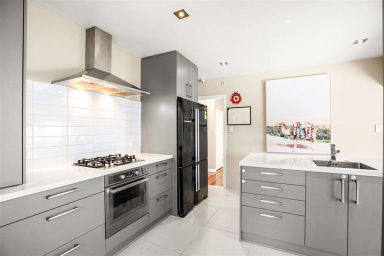 Photo of property in 16 Taikata Road, Te Atatu Peninsula, Auckland, 0610