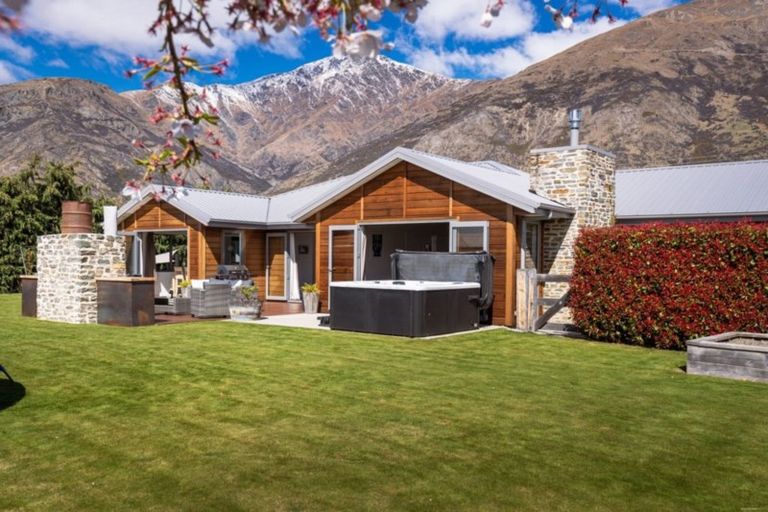 Photo of property in 14 Cone Peak Close, Lake Hayes, Queenstown, 9304