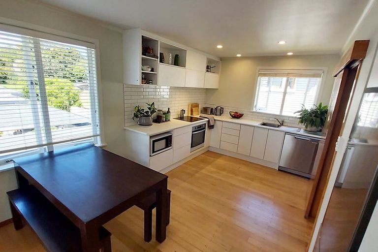 Photo of property in 35 Queen Mary Avenue, New Lynn, Auckland, 0600