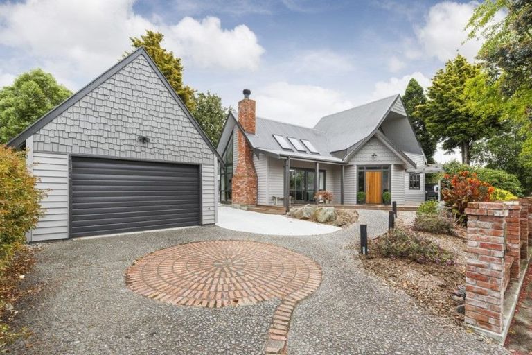 Photo of property in 2 Huata Place, West End, Palmerston North, 4412