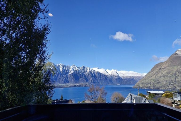 Photo of property in 17b Wynyard Crescent, Fernhill, Queenstown, 9300
