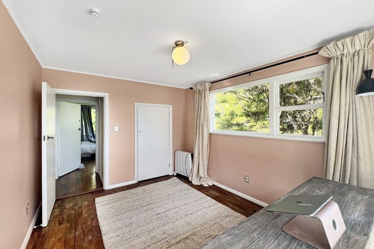 Photo of property in 5 Richmond Road, Mahina Bay, Lower Hutt, 5013
