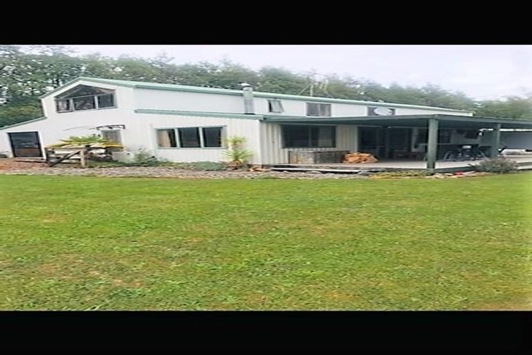 Photo of property in 370 Tararua Road, Levin, 5571