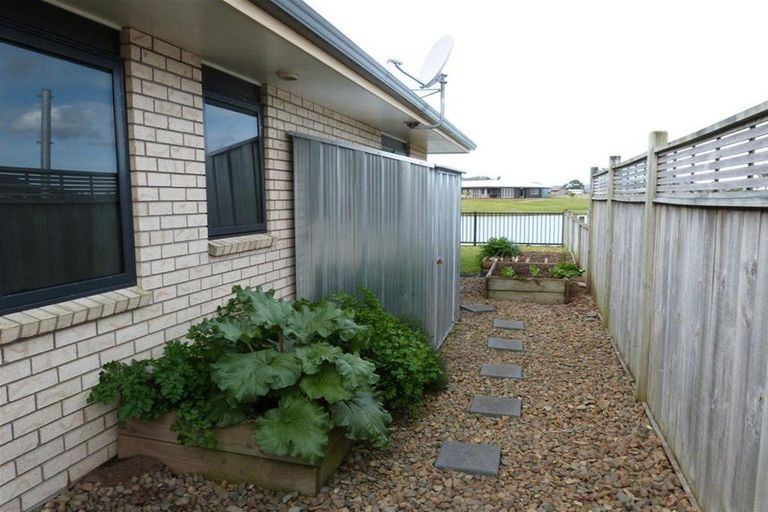 Photo of property in 75 Barbados Way, One Tree Point, 0118