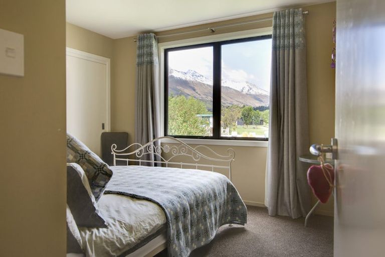 Photo of property in 33 Benmore Place, Glenorchy, 9372