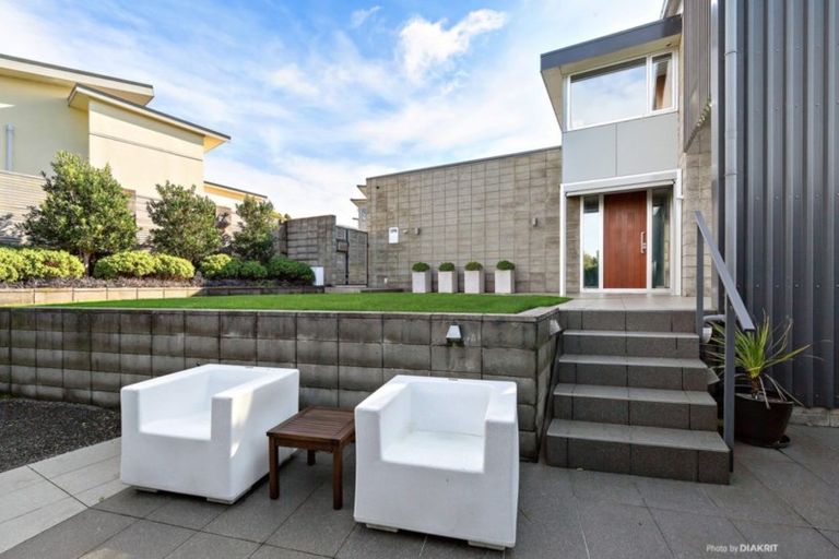 Photo of property in 21 Bendigo Grove, Newlands, Wellington, 6037